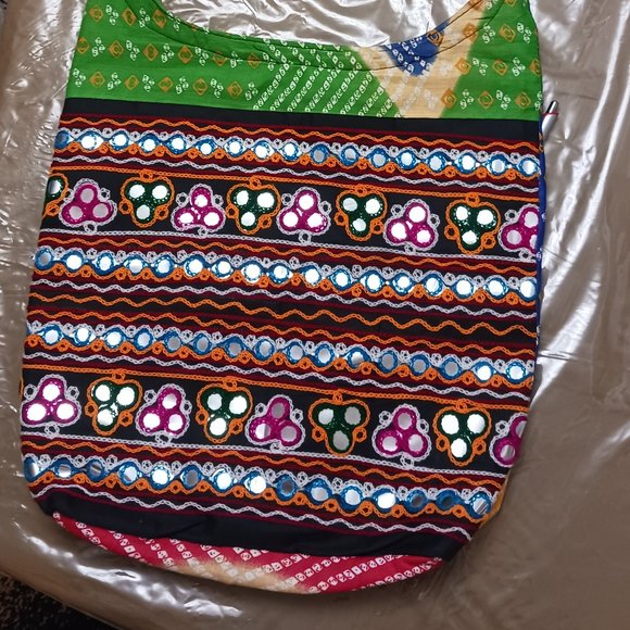 Brand new handbag. Ethnic. Embroidered. shoulder strap. Zipper closing. - Picture 2 of 3